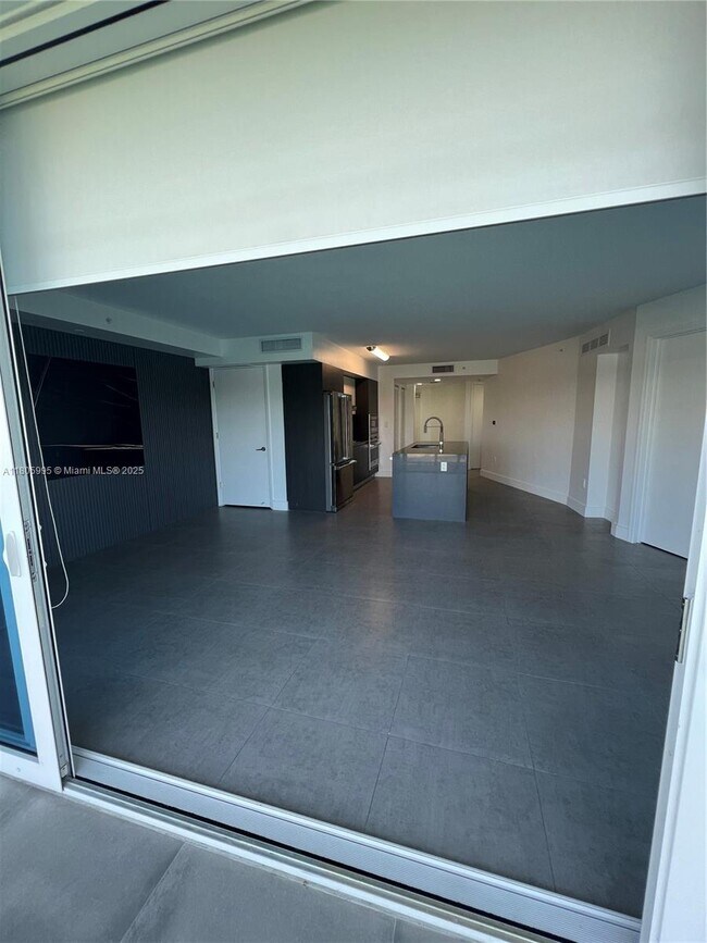 Building Photo - 9821 E Bay Harbor Dr