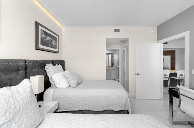 Building Photo - 950 Brickell Bay Dr