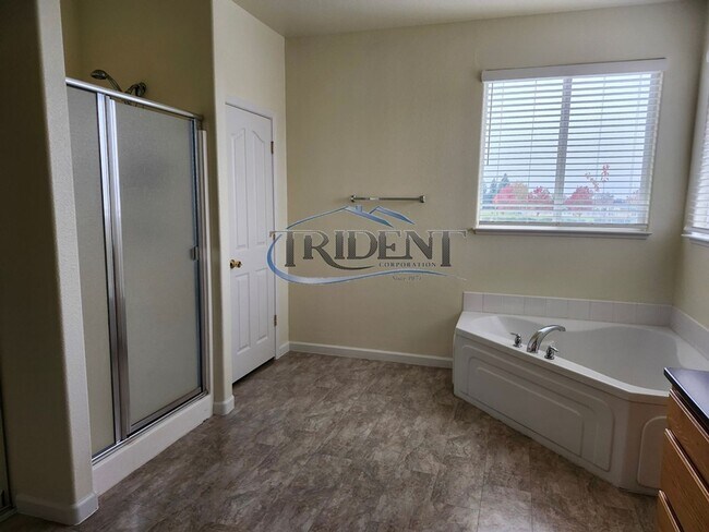 Building Photo - 4 bedroom 3 bath near schools and parks