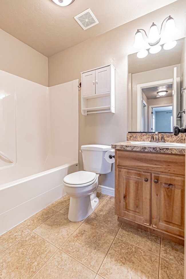Building Photo - Charming 3-Bedroom Home with Garage on a S...