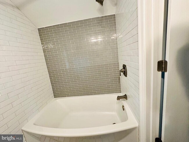 Building Photo - 2500 Lake Ave