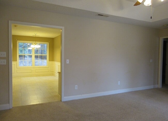 Building Photo - 3760 Beacon Dr