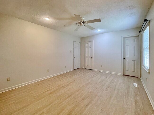 Building Photo - 219 Green Lake Dr