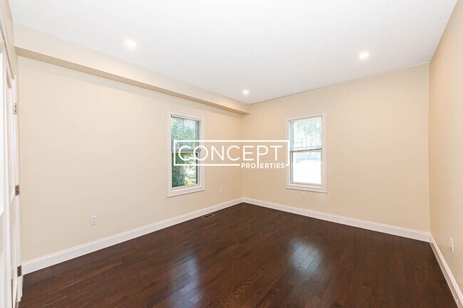 Building Photo - 118 Jerome St