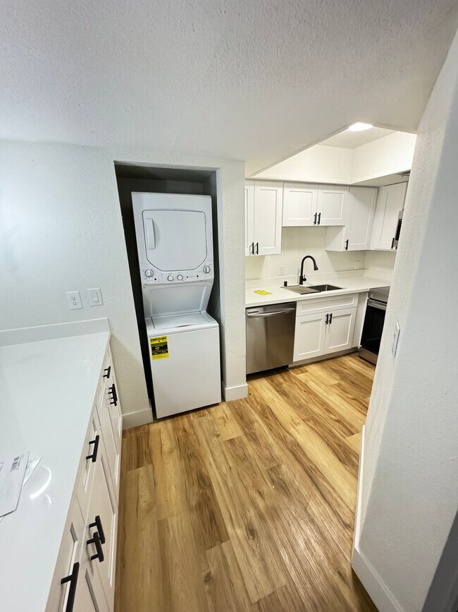 Building Photo - Adorable Newly Renovated 2-Bedroom Condo with Modern Upgrades!