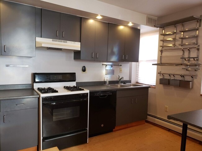 Building Photo - 2 Bedroom 2 Bathroom Single Family Home (South Side Slopes)