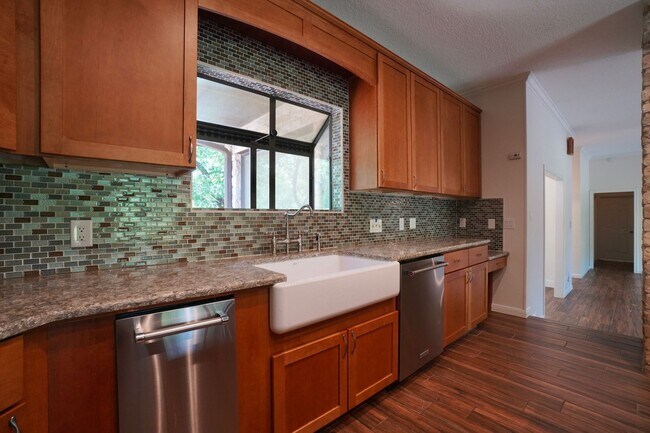 Building Photo - 8 Woodhollow Trail