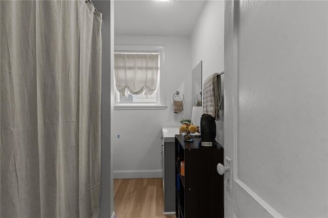 Building Photo - 44 Bedlow Ave