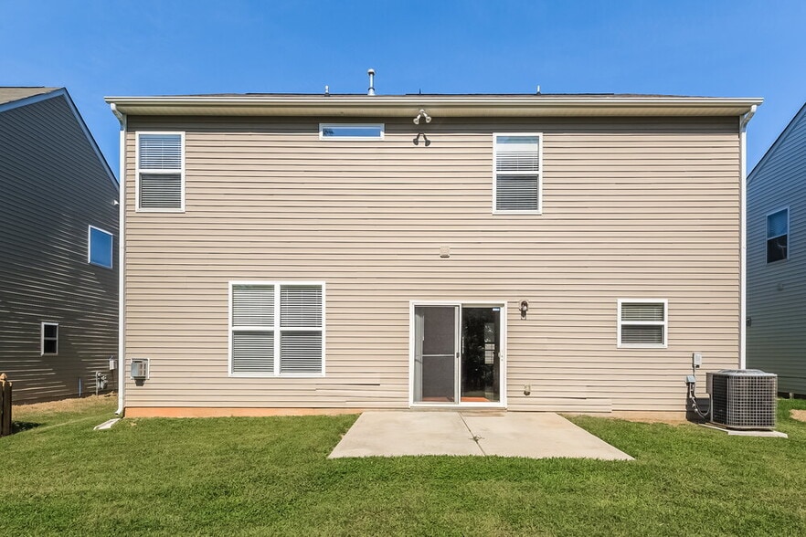 Building Photo - 3004 Centerview Dr