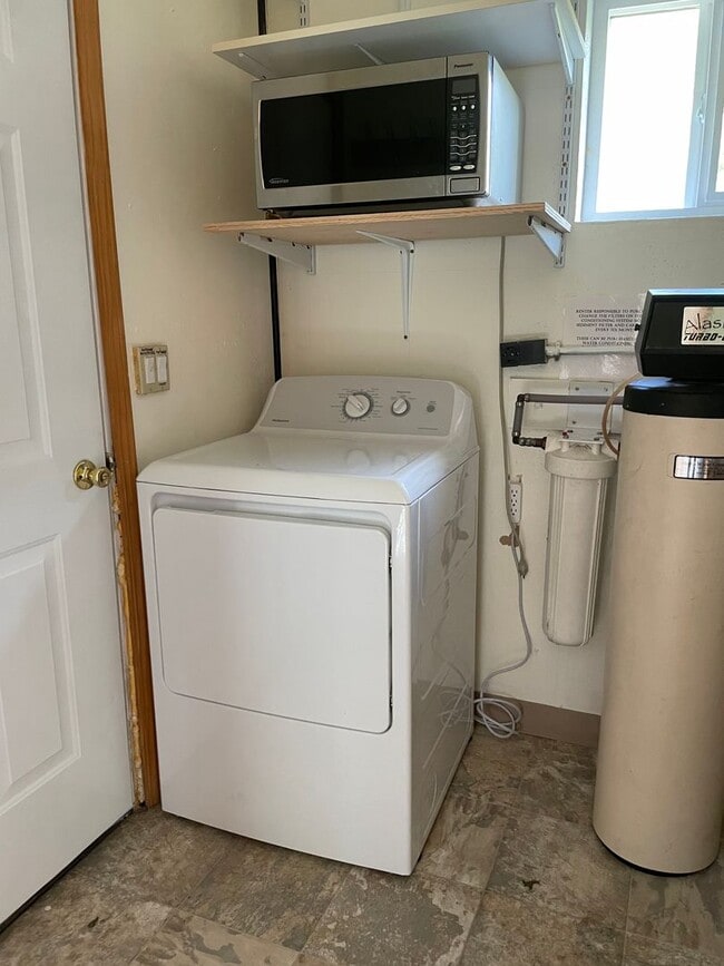 Building Photo - Cozy updated 2 bedroom 1 bathroom chalet i...