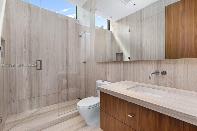 Building Photo - 825 E Dilido Dr