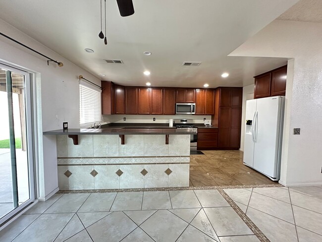 Building Photo - Spacious East Palmdale Home