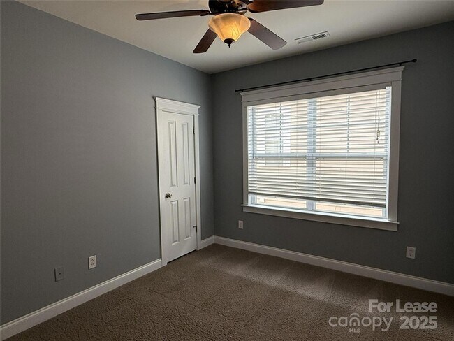 Building Photo - 15211 Barnsbury Dr