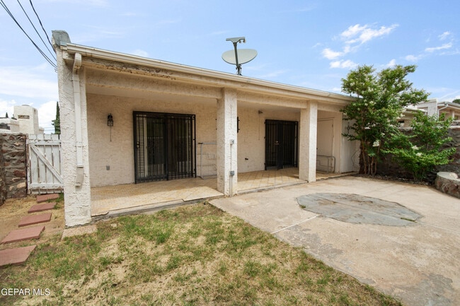 Building Photo - 316 Thunderbird Dr