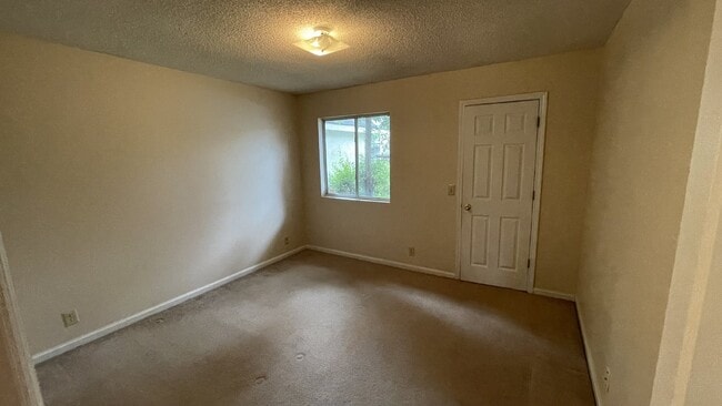 Building Photo - Townhouse For Rent