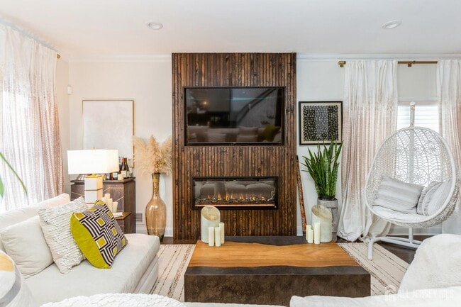 Building Photo - 45 Miller St