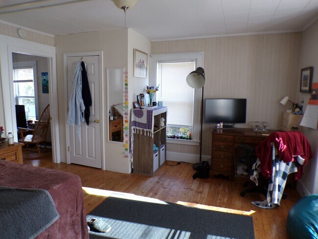 Building Photo - 38 Pine St