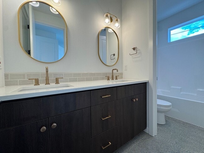 Building Photo - L0652-2