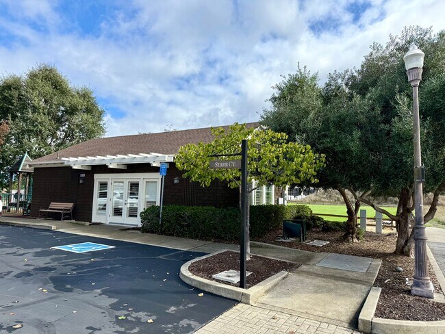 Building Photo - Welcome to this beautiful 3 bedroom, 2.5 bathroom home located in Cotati!