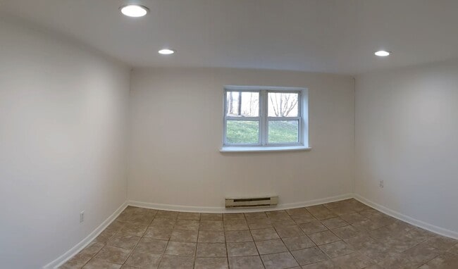 Building Photo - 2 bedroom 1 bath basement apartment with w...