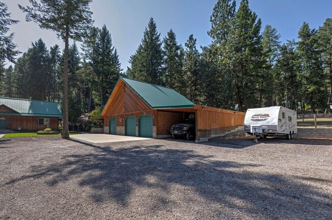 Building Photo - Lolo 4 bedroom, 2 bath, 2,520 Sq. Ft. home...