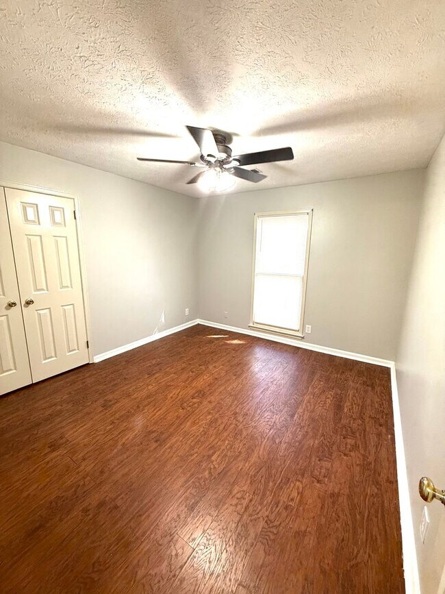 Building Photo - ** 4 Bed 2 bath located in Johnstown ** Ca...