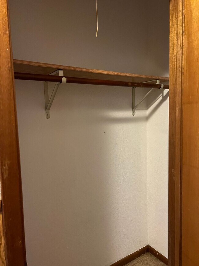 Building Photo - 3 Bedroom Apartment-Pulaski Iowa