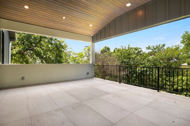 Building Photo - 2504 Bluffview Dr