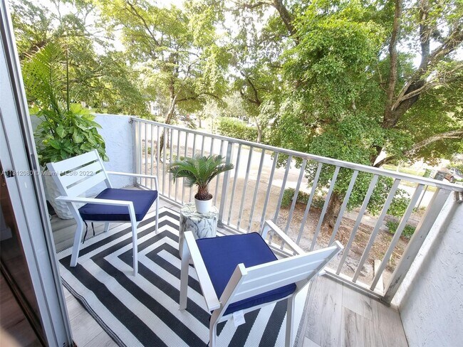 Building Photo - 12105 NE 11th Pl