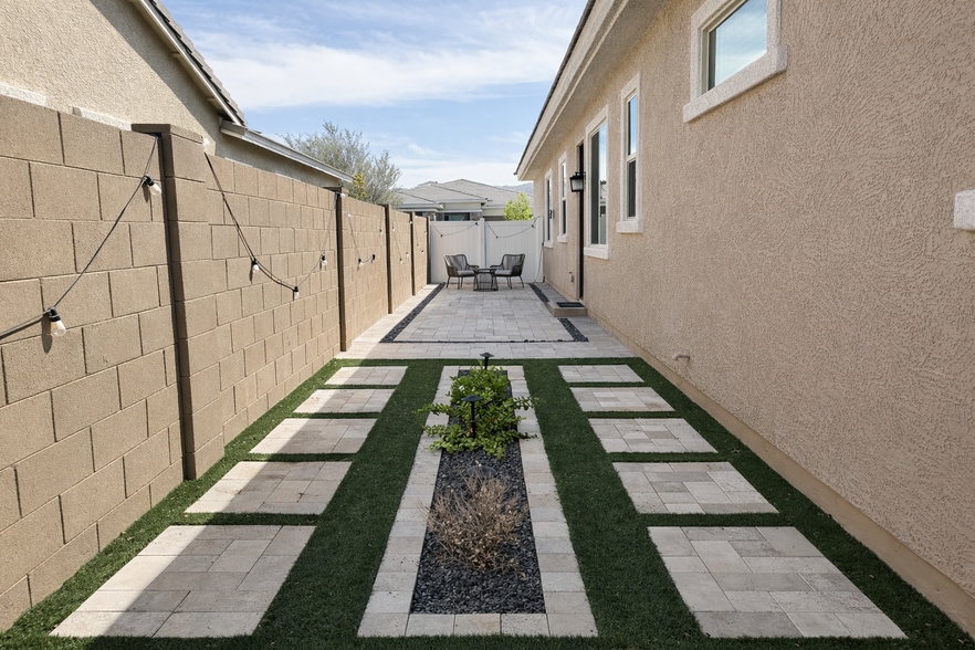 Building Photo - 2506 E Pleasant Ln