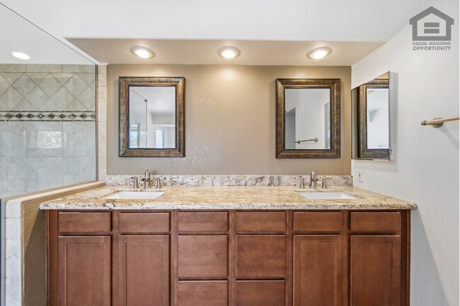 Building Photo - 5Bed/3Bath House at 67th Ave/Deer Valley Rd! Ready for Immediate Move-In! -- GOLF COURSE VIEWS! R...