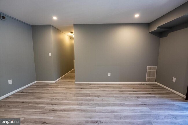 Building Photo - 1533 Colonial Dr