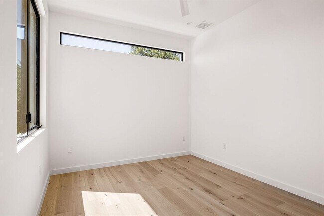 Building Photo - 303 W Elizabeth St