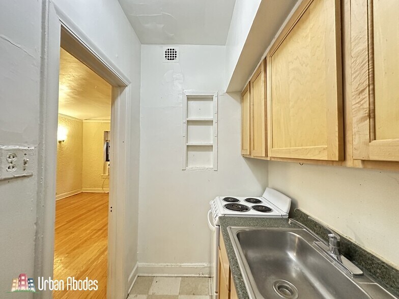 Building Photo - 557 W Arlington Pl