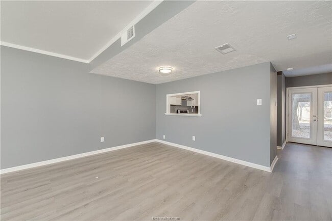 Building Photo - Bryan - 3 Bedroom / 1.5 bathroom / Carport / Back Yard, 2 Story unit.