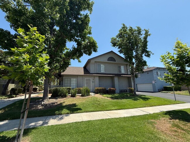 Building Photo - 2.5 Bed + 1.5 Bath + 2 Car Garage + Centra...