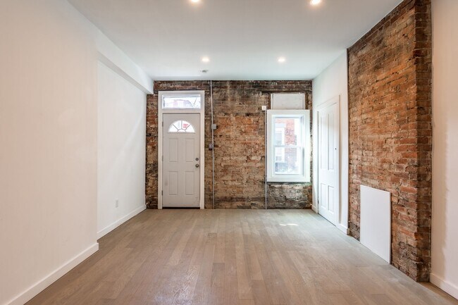 Building Photo - Urban Elegance in the Heart of the South Side