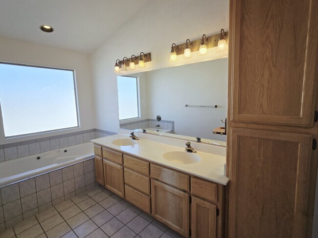 Building Photo - 250 Comstock Ave