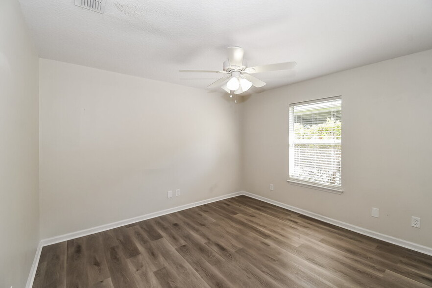 Building Photo - 732 Dewdrop Loop