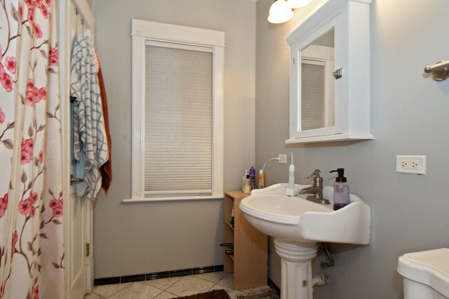 Building Photo - 3508 N Sheffield Ave