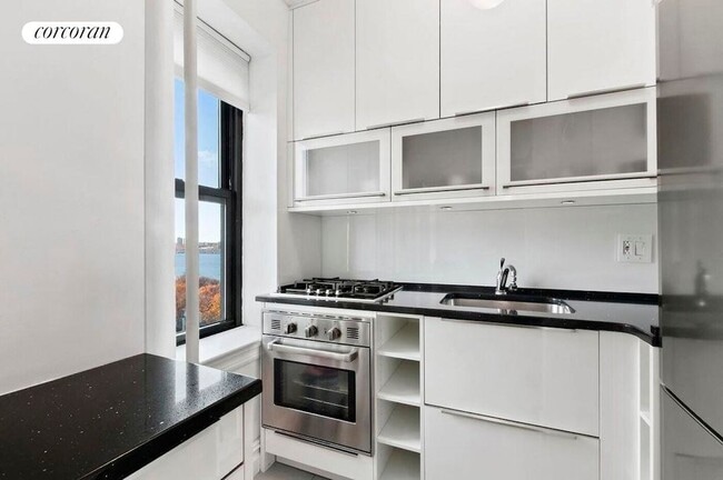 Building Photo - 230 Riverside Dr