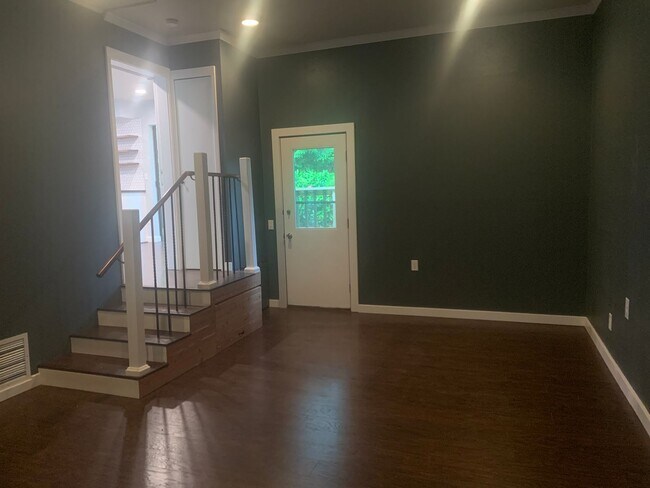 Building Photo - Newly Updated 2 Bed. 2 Bath Home on Fenced...