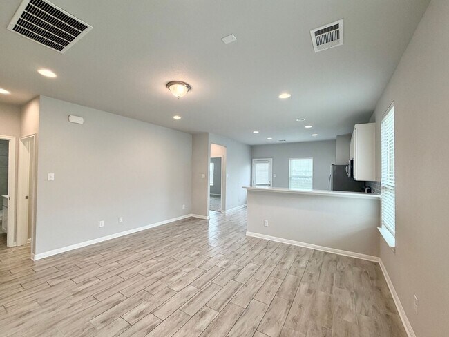 Building Photo - 3 bedroom, 2 bath home for lease