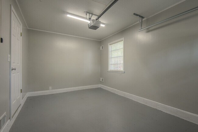 Building Photo - 2324 W 79th Terrace