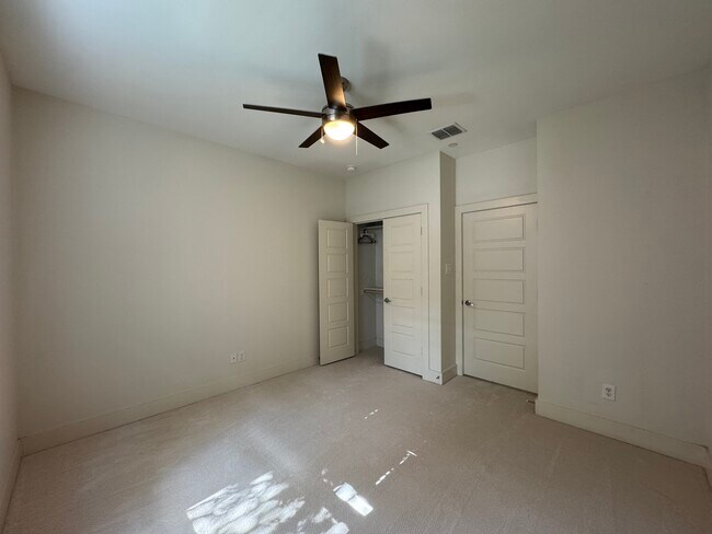 Building Photo - 2129 Lovedale Ave