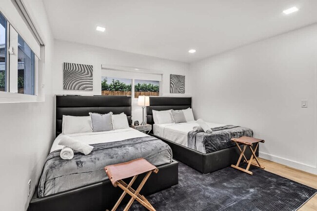 Building Photo - 17621 NE 7th Ave