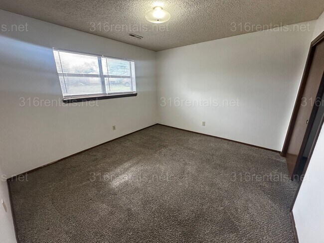 Building Photo - 333 E Marion Ct