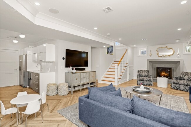 Building Photo - 4 Vani Ct