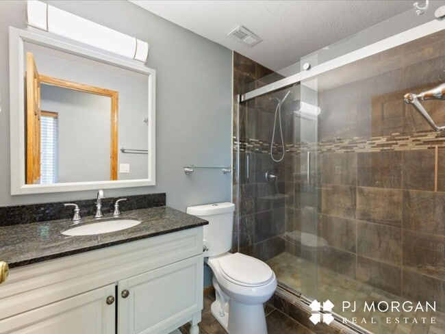 Building Photo - 4 bedroom, 3 bathroom - Available 9/15- Co...