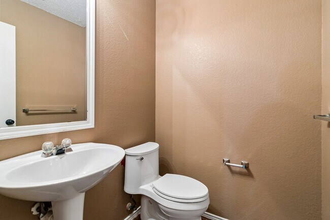 Building Photo - 2232 Chestnut Dr